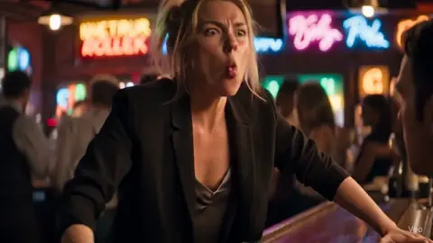 Now...what is she doing wrong? #bartending  #bartendertherapist 