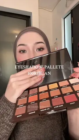 Membalas @Kaosrumahan baru tau bgt produk ini, pas diliat woww ramee jugaa. definitely worth the hypee🙇🏻‍♀️  #rekomendasimakeup #eyeshadowtutorial #eyemakeuptutorial 
