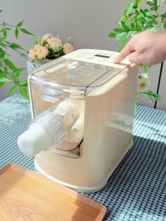 🍝✨ Achadinho da Shopee que vai revolucionar sua cozinha! Apresento a Máquina Automática de Fazer Massa Caseira – prática, compacta e perfeita para quem ama um bom macarrão feito na hora! 😍 Basta adicionar os ingredientes e pronto: espaguete, talharim, penne e muito mais saem prontos em minutos! ✔️ Fácil de usar ✔️ Várias opções de formato ✔️ Ideal para massas frescas e saudáveis ✔️ Perfeita para surpreender na cozinha! 💬 Marque alguém que ama massas e precisa dessa maravilha! 🛒 Disponível no link da bio – corre que é achado real! #AchadinhosDaShopee #MacarrãoCaseiro #CozinhaCriativa #ShopeeBrasil #MassasFrescas #DicaDeCompra #GourmetEmCasa