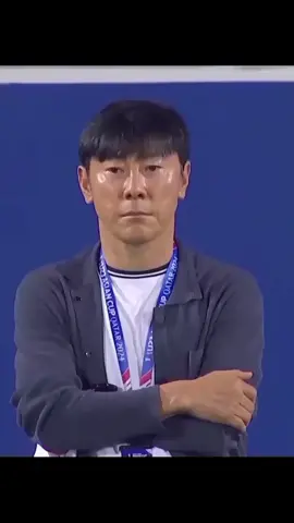 pelatih yang pantang duduk sebelum pertandingan selesai #shintaeyong #coachsty #foryou 