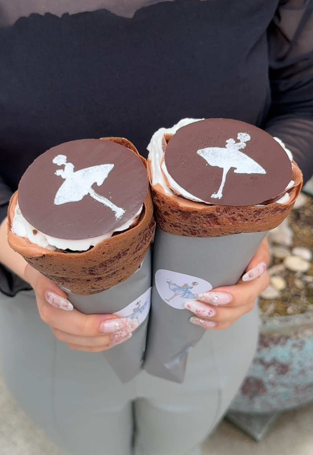 もちもち生地のチョコミントクレープ ◎ チョコミントクレープ　¥900 …もちもちのビターなチョコレートのクレープ生地の中に、ココアクランブル、紅茶のジュレ、チョコレートクリーム、チョコミントアイス、生クリームが入ったクレープ🍫 このボリュームで900円は破格！！ クレープの上部のディスクチョコに女性のシルエットがあって見た目も可愛い！ クレープは、土日限定の商品になります！ 【店舗】ケーキ屋ユープラス 【住所】福岡県福岡市博多区銀天町２丁目9−１ スイーツハウスユープラス 【営業時間】10:00-19:00 【定休日】火曜日 【予算】¥1,000-¥2,000 【Chewy Chocolate Mint Crepe】 Chocolate Mint Crepe — $6.50 A soft, chewy crepe made with rich, bittersweet chocolate, filled with cocoa crumble, tea jelly, chocolate cream, chocolate mint ice cream, and whipped cream. 🍫 At this volume, just $6.50 is an incredible deal!! The top of the crepe features a cute disc-shaped chocolate with a silhouette of a woman — making it visually charming as well! Please note: Crepes are available only on weekends and holidays. Shop Name: Cake Shop U Plus Address: 2-9-1 Gintencho, Hakata-ku, Fukuoka, Japan (Sweets House U Plus) Hours: 10:00 AM – 7:00 PM Closed: Tuesdays Price Range: $9 – $15 #福岡グルメ #japanesefood #tiktokfood 