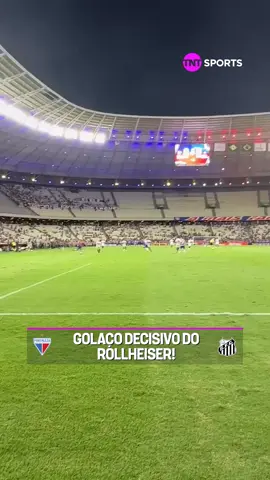 POV: VOCÊ TÁ VENDO O GOLAÇO DO ROLLHEISER DE TRÁS DO GOL! 🤳🤩 O argentino marcou no finzinho para a vitória do Santos contra o Fortaleza. #Brasileirão2025  📹: Santos TV  #tiktokesportes #foryoupage #futebolbrasileiro #santos #rollheiser