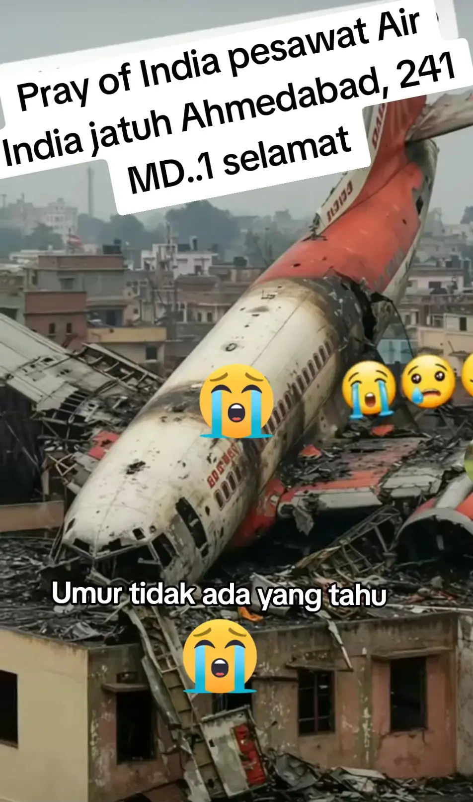 Detik-detik Mengerikan saat Pesawat Air India Jatuh dan Meledak di Ahmedabad Rekaman detik-detik saat pesawat Air India jatuh setelah lepas landas di Ahmedabad, India. Foto/pti/ndtv AHMEDABAD - Siang itu, langit Ahmedabad tampak cerah ketika pesawat Air India dengan nomor penerbangan AI171 bersiap lepas landas dari Bandara Internasional Sardar Vallabhbhai Patel. Pesawat jenis Boeing 787-8 Dreamliner itu mengangkut 230 penumpang dan 12 awak, termasuk dua pilot berpengalaman. Mereka semua bersiap menempuh perjalanan panjang menuju London Gatwick. Seperti biasa, pengumuman keselamatan telah selesai, sabuk pengaman telah diklikkan, dan tak lama kemudian, roda pesawat meninggalkan landasan sekitar pukul 13.38 waktu setempat. Tak satu pun dari mereka membayangkan bahwa ini akan menjadi penerbangan terakhir mereka. Namun hanya dalam waktu kurang dari satu menit setelah lepas landas, hal-hal mulai berjalan sangat tidak beres. Menara pengawas menerima sinyal darurat “Mayday” dari kokpit, tanda universal bahwa pesawat berada dalam kondisi kritis. Beberapa detik kemudian, sinyal transponder menghilang dari radar. Berdasarkan data pelacakan, pesawat hanya mencapai ketinggian sekitar 625 kaki sebelum kehilangan daya angkat dan mulai menukik tajam. Kejadian berlangsung sangat cepat—hanya dalam rentang waktu di bawah 60 detik. Penduduk setempat di kawasan Meghani Nagar, yang berada tidak jauh dari perimeter bandara, mendengar suara gemuruh seperti ledakan petir disertai getaran tanah. Tak lama kemudian, mereka melihat bola api raksasa membumbung ke langit disertai suara menggelegar yang memekakkan telinga. Pesawat menghantam atap bangunan hostel yang berada di kompleks BJ Medical College. Badan pesawat langsung hancur saat menghantam struktur bangunan dan meledak, menciptakan kobaran api dahsyat dan kolom asap hitam yang menjulang tinggi dan bisa dilihat dari radius lebih dari lima kilometer. Ledakan yang dihasilkan begitu besar karena pesawat membawa bahan bakar penuh untuk penerbangan lintas benua. Percikan api menyebar ke sekitar gedung dan menyebabkan kebakaran hebat yang melahap sebagian besar struktur bangunan hostel atau asrama mahasiswa kedokteran. Puing-puing pesawat tersebar di halaman, atap, dan beberapa bagian bahkan masuk ke ruang dalam bangunan. Beberapa saksi mata mengatakan mereka melihat tubuh manusia terlempar keluar dari pesawat sebelum akhirnya terhempas ke tanah.