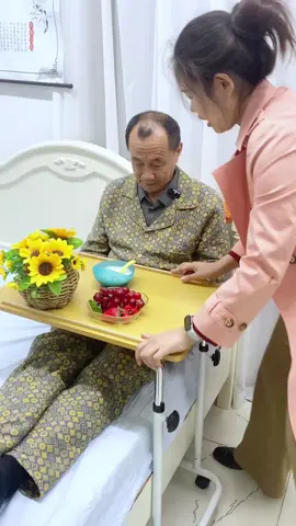 Bedside tables make it easier to take care of the elderly.#Bedside #Elderly 