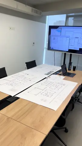 Reunión por inicio de proyecto con los gremios involucrados para la ejecución!!! . . . #oficina #architecture #arquitectura #reunion #electrician #consejos #trabajo #ingenieria #colaboración 