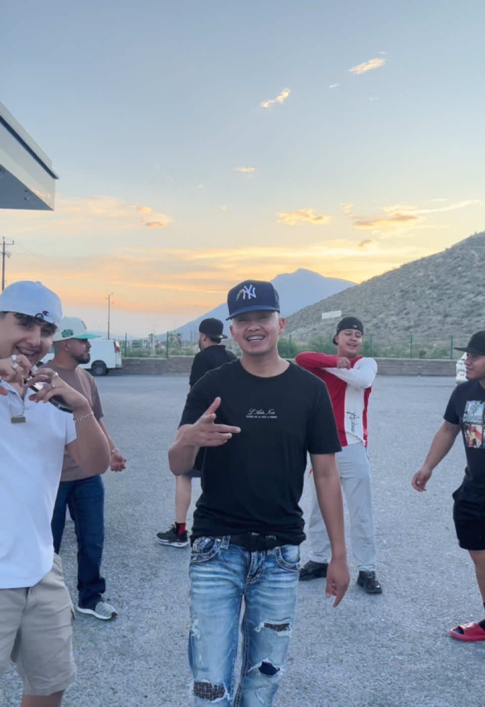 Disculpen nuestras fachas 😫ya en camino para nuestra gira en usa 🙏🇺🇸 