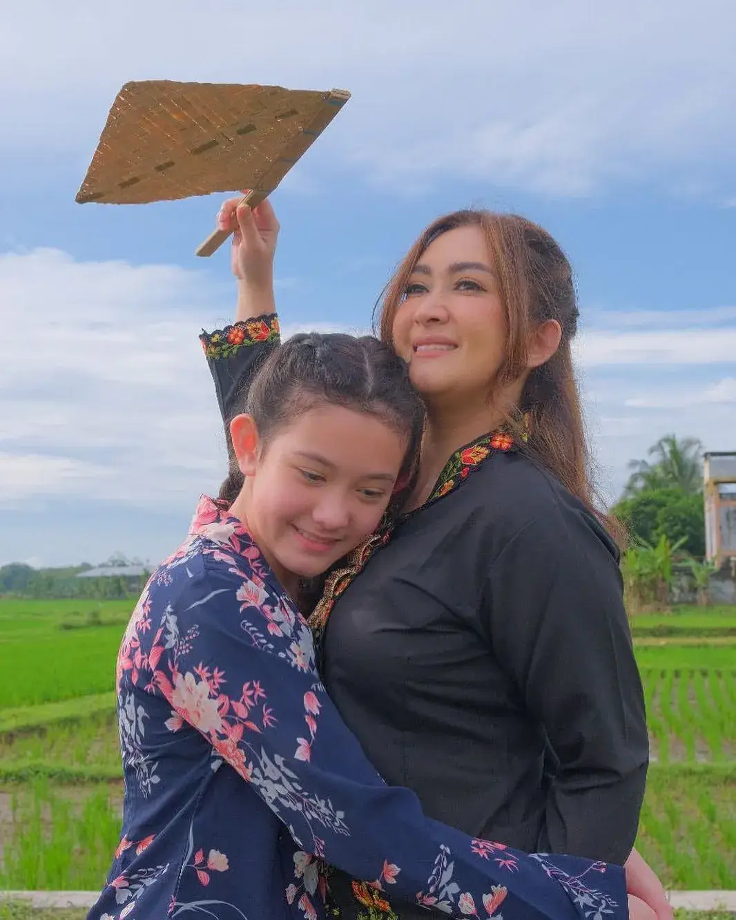 #Menjalani Hidup Sebagai Single Parent Nafa Urbach Tetap Kuat Dan Karismatik Dalam Mengasuh Putri Semata Wayangnya Yang Mulai Beranjak Remaja Mikhaela Lee Juwono 