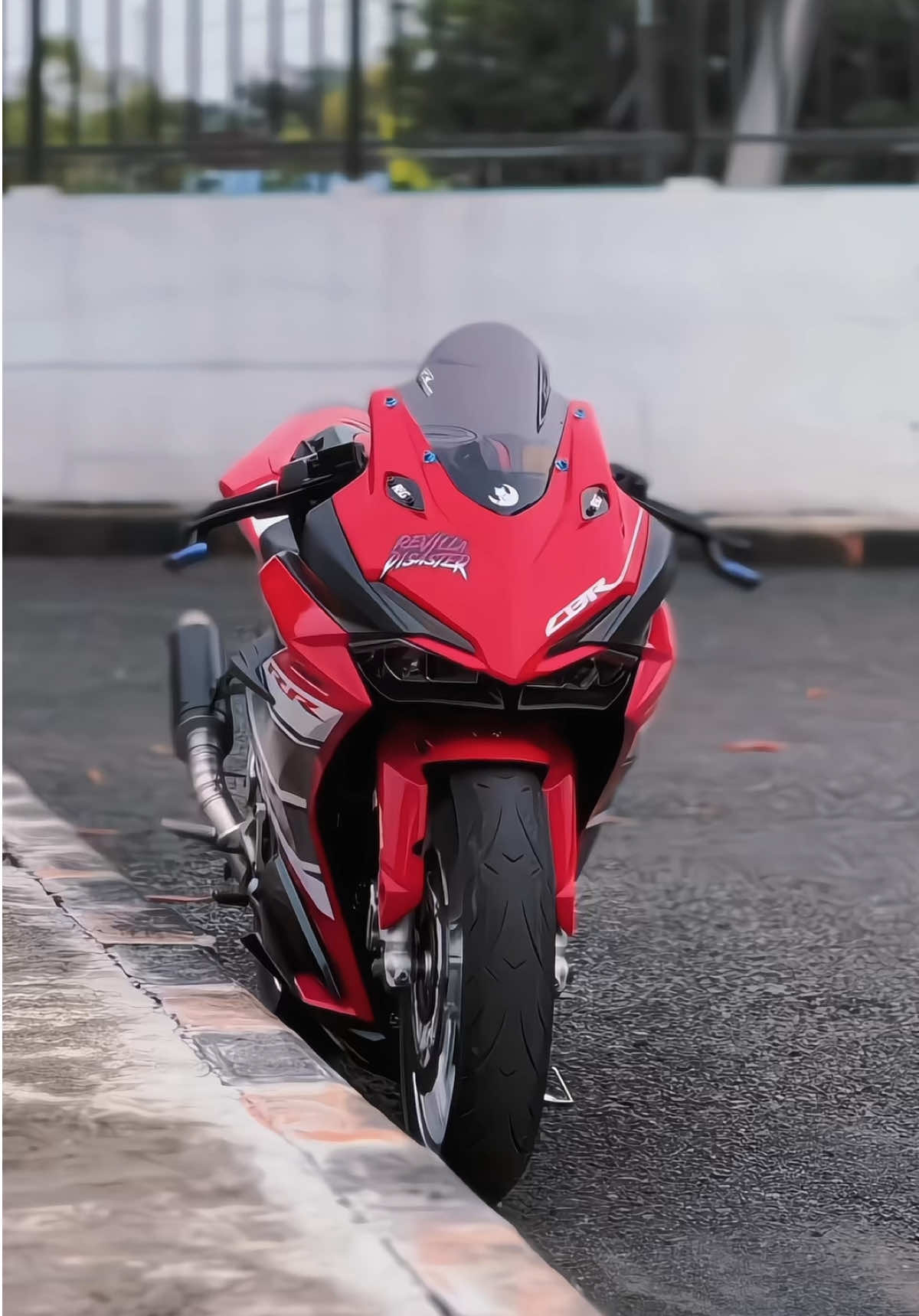 oh ini yg katanya 197kpj. ban 160/60 cuma modal open limit 14.500 gear44 sisanya stdsemua🤣#cbr250rr 