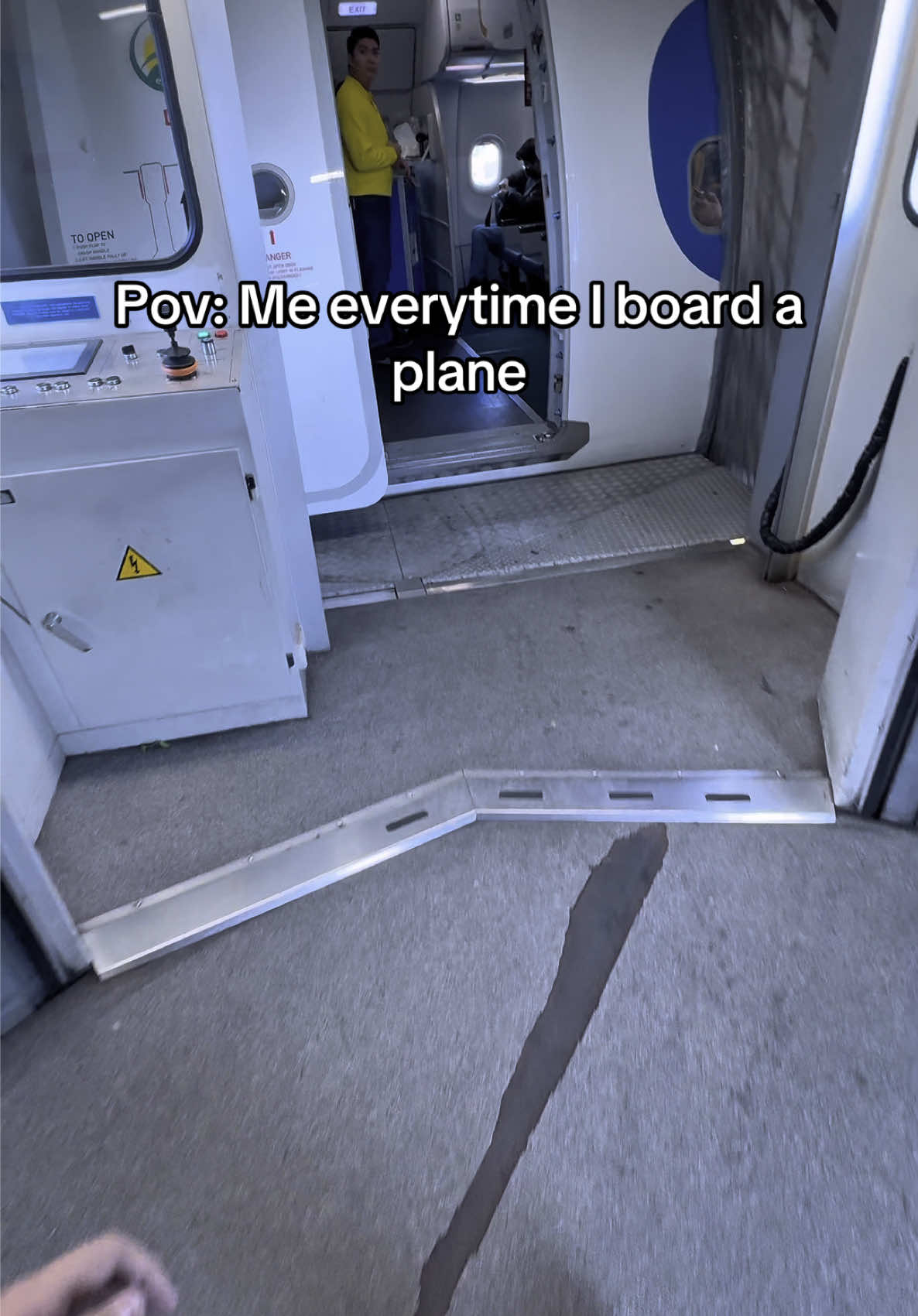 Am I the only one who does this? #flight #fffffffffffyyyyyyyyyyyppppppppppp #airbus #viral #relatable #relatablecontent #viralvideo #aviation #airplane #fyp #trendingvideo #avgeek #board #tap #lovetap 