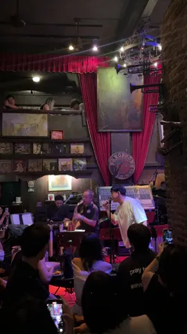 曼谷餐厅和酒吧推荐 Saxophone Pub and Restaurant Bangkok #曼谷爵士酒吧 #爵士酒吧 #曼谷 #泰国 #jazzbar #jazzbarinbangkok #barinbangkok #bangkok #thailand 🇹🇭