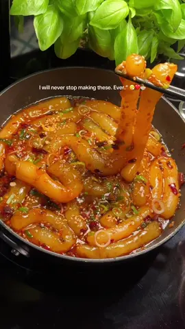 Chili oil noodles 🍜  SAUCE: - noodles of choice  - 1 green onion  - 2 cloves garlic  - 2 tbsp soy sauce  - 2 tbsp chili oil  - salt to your liking  #creatorsearchinsights #noodles #chilioil #spicyfood #foodtutorial #EasyRecipe 