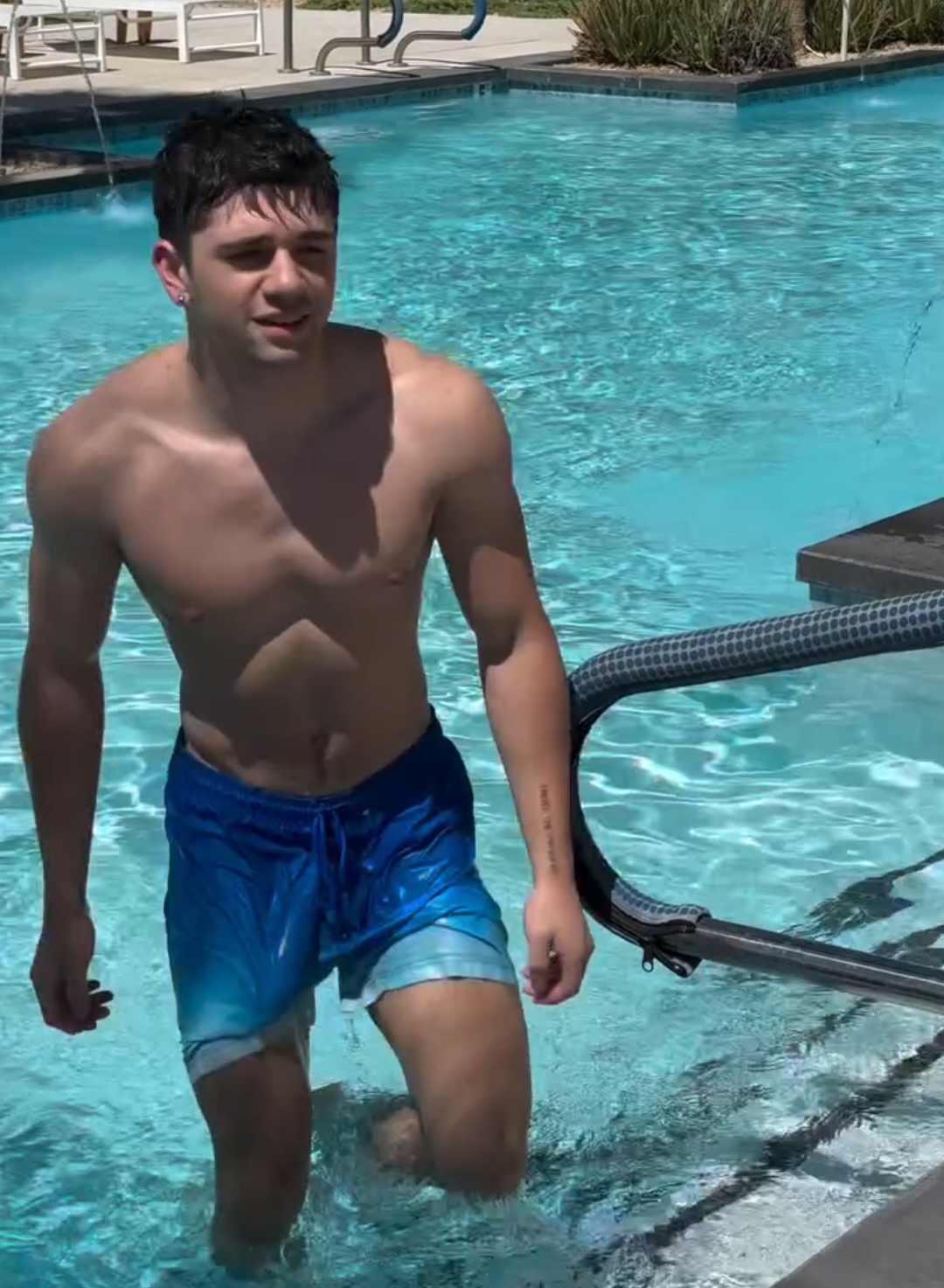 Dia de piscina 💦 #hottrend #fitcheck #fitboy #boysoftiktok #bulgesport #beachboy #poolparty #poolday 