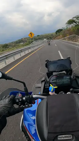 Ora señoraaa!! No se amarre tan recio que espanta al @Isa Diher!!🤣🤣  #humor #humortiktok #viajeenmoto #hermanos #dominar400 #f850gsa #biker #bajaj #bmwmotorrad #gopro 