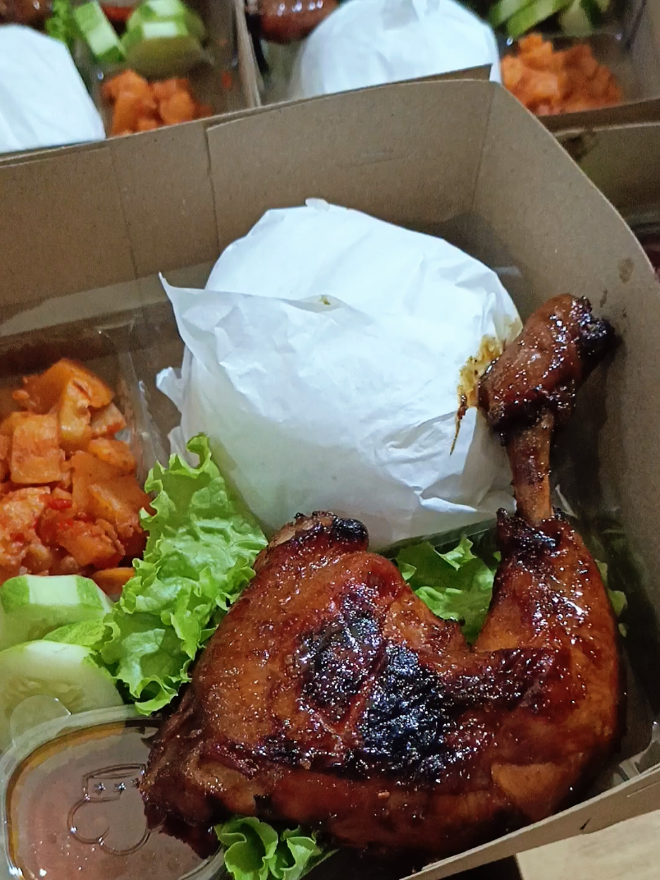 alhamdulillah orderan nasi kotak pagi ini 130 pax  jum'at 13 Juni 2025 🥰🙏 dengan menu andalan si  best seller  ayam bakar  sambel goreng kentang  sambal lalap kerupuk #lewatberanda #usaharumahan #catering #prasmanan #sambelgorengkentang #ayambakar #ayambakarmadu #fypシ゚viral #kulinercikarang #masakansimple #nasikotak #nasibox #jumatberkah 