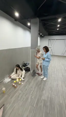 2 ba con khuyên mẹ vào tập mà có vẻ mẹ ko quan tâm lắm 🤣#donganhquynh #builanhuong #aiphuong #xuhuong 