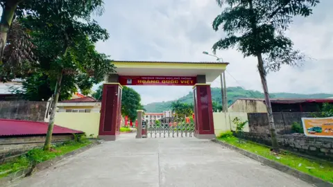 🎉 KỶ NIỆM 19 NĂM THÀNH LẬP TRƯỜNG THPT HOÀNG QUỐC VIỆT (13/6/2006 – 13/6/2025) 🎉 Ngày này 19 năm trước – ngày 13/6/2006 – một dấu mốc đáng nhớ đã được ghi vào lịch sử giáo dục của huyện Võ Nhai, tỉnh Thái Nguyên: Trường THPT Hoàng Quốc Việt chính thức được thành lập, mang theo bao kỳ vọng và khát vọng về một mái trường chất lượng, nhân văn, nơi ươm mầm tri thức cho biết bao thế hệ học sinh. 🏫 Ngôi trường mang tên Nhà cách mạng Hoàng Quốc Việt – một biểu tượng của tinh thần yêu nước, lòng kiên trung và trí tuệ. Tên gọi ấy vừa là niềm tự hào, vừa là kim chỉ nam để thầy và trò luôn nỗ lực phấn đấu, không ngừng vươn lên trong sự nghiệp dạy và học. 📍 Tọa lạc tại xóm Cầu Nhọ, xã Tràng Xá, huyện Võ Nhai, THPT Hoàng Quốc Việt như một bức tranh sơn thủy hữu tình: tựa lưng vào núi Lều, trước mặt và bên cạnh là dòng sông Rong hiền hòa uốn lượn, ôm trọn mái trường vào lòng thiên nhiên thơ mộng, trong lành. 19 năm – một chặng đường không quá dài nhưng đủ để ghi dấu những bước trưởng thành, những nỗ lực không ngừng nghỉ của tập thể cán bộ, giáo viên và học sinh nhà trường. Từ những ngày đầu còn nhiều khó khăn, đến hôm nay, THPT Hoàng Quốc Việt đã khẳng định được vị thế của mình với chất lượng giáo dục ngày càng nâng cao, nhiều học sinh đạt giải trong các kỳ thi học sinh giỏi, đỗ vào các trường đại học danh tiếng, và đặc biệt là sự trưởng thành của nhiều thế hệ học trò trên khắp mọi miền đất nước. ❤️ Xin gửi lời tri ân sâu sắc đến các thế hệ thầy cô giáo đã cống hiến tâm huyết, trí tuệ cho sự nghiệp trồng người; cảm ơn các bậc phụ huynh và học sinh đã luôn đồng hành cùng nhà trường; và đặc biệt là những tấm lòng của cựu học sinh luôn hướng về mái trường thân yêu. 🌟 Kỷ niệm 19 năm thành lập – là dịp để chúng ta cùng nhìn lại, biết ơn quá khứ, trân trọng hiện tại và hướng tới tương lai với niềm tin và khát vọng vươn xa! 🔥 Và giờ đây, chúng ta đang đứng trước một cột mốc đặc biệt – 20 năm thành lập trường. Để chào mừng và hướng tới lễ kỷ niệm này, nhà trường kêu gọi toàn thể cán bộ, giáo viên, học sinh và cựu học sinh tham gia vào các phong trào thi đua, góp phần tạo nên những dấu ấn đặc biệt trong năm học này. THPT Hoàng Quốc Việt – Vững bước đi lên từ truyền thống và khát vọng! #THPT_Hoàng_Quốc_Việt #19năm_một_chặng_đường #Tự_hào_mái_trường_mang_tên_nhà_cách_mạng #thpthoangquocvietthainguyen #cap3 #fyp #trending 