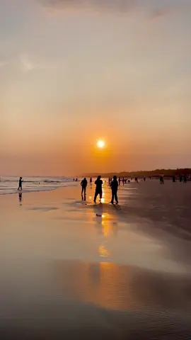 Mau lihat sunset paling epic di Jogja? Yap, Pantai Parangtritis.  Keindahan sunset dengan latar ombak dan angin pantai yang bikin suasana makin syahdu. Perfect buat relax! Yuk, liburan ke Jogja! Pesan paket wisata sekarang sebelum penuh!”SEWA MOBIL + DRIVER JOGJA ➡️PAKET WISATA JOGJA ➡️GROUP & FAMILY TRIP ➡️SOLO TRIP ➡️PRIVATE TRIP #sewamobiljogja #wisatajogja #paketwisatajogja #tourwisatajogja #tripwisatajogja   #pantaiparangtritis 