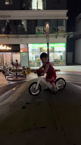 Chạy rơi cả giày :) #thócsói #dino #gạouyênnhi #xethangbang #ander 