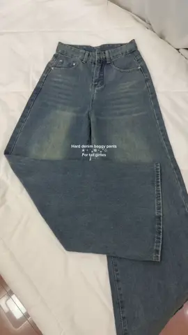 Retro highwaisted denim pants for tall girlies. Grabe ang quality nito sobrang kapal at hindi lousy ang fabric kaya ang ganda talaga ng fit. #pants #denimpants #baggy #jeans #highwaistjeans #jeansfortallgirls #foryoupage #fyppppppppppppppppppppppp 
