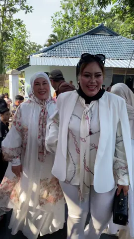 Detik2 Mamah Lesti Kejora @Teh Ita Punclut naik panggung nyawer di hajatan Abiel Jatnika Yang Viral Banyak Artis Top Jawa Barat Datang 😎🥰  #abieljatnika #hajatan #nikah #artis #jawabarat #popsunda #bandung #viral #abiel #wedding #lesti #lestykejora #ayahkejora 