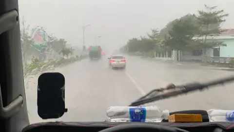 Tôi tìm ai giữa một trời chen nắng.Ai tìm tôi giữa phố vắng đong mưa#xh #xetai 