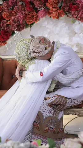 Ya allah jadikanlah suamiku sebagai pemimpin yang bijaksana bagi keluargaku dan selalu berada dalam lindungan-Mu. Ini adalah momen paling tersedih dan terharu di pernikahan kami kemarin, karna kami mengingat perjuangan kita berdua sampai bisa menjadi pasangan insyaallah dunia dan akhirat😭🫶🥹 #CapCut #fyp #goviral #trending #foryou #sigersunda #nikahmuda #adatsunda #wedding 