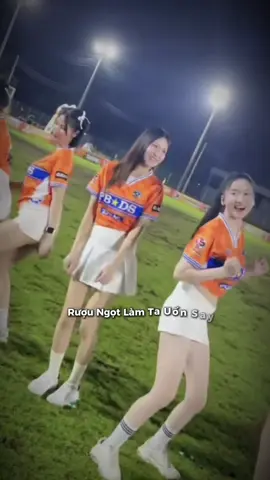 Các chị cổ vũ nhiệt tình quá #xuhuong #football #bóngđá 