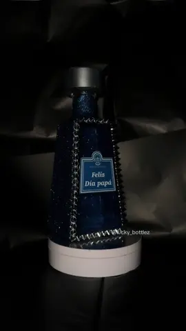 💙🖤 #lucky_bottlez #custombottles #fathersdaygift #diadelpadre #1800 #fyp #parati 