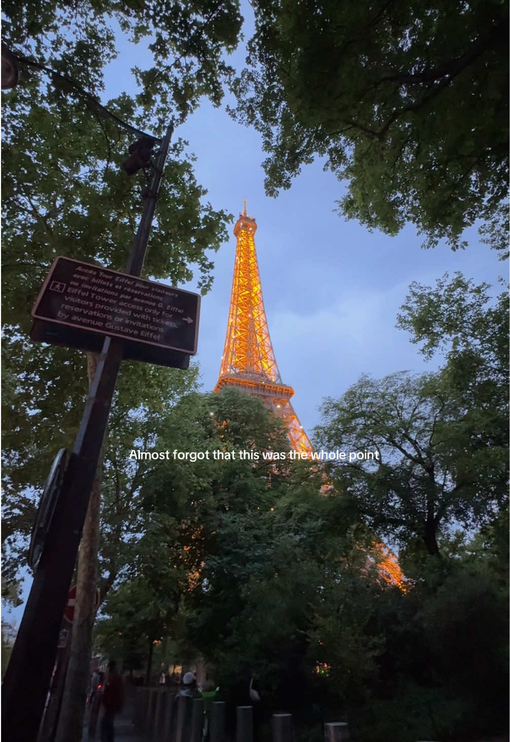 Rainy nights in Paris just washes away all your worries #paris #eiffeltower #parisfrance #rainyday #travel 