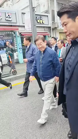 Lee Jae myung, male, born on December 22, 1964 (some say December 8, 1963) in Andong County, Gyeongsangbuk do, South Korea, is a South Korean politician. Former leader of the United Democratic Party and current 21st President of South Korea. #Korea#이재명#LeeJaemyung #top #hot