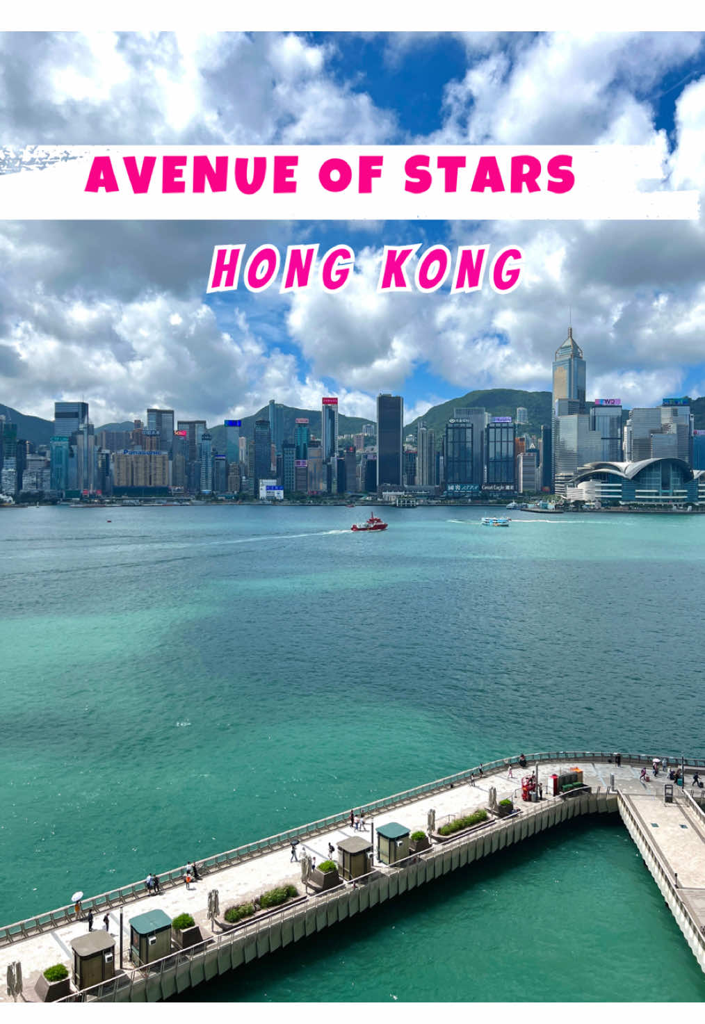Avenue of Stars Hong Kong berada di Tsim Sha Tsui Victoria Harbour Hong Kong, tempat ini jadi lokasi paling populer para turis yang traveling ke Hong Kong, di Avenue of Stars kita bakal liat banyak cetakan tangan dan tanda tangan para selebritas hong kong kaya tanda tangan jackie chan, jet li andi lau dan liat patung statue bruce lee di Hong kong. Avenue of stars jadi icon wisata hong kong yang wajib banget buat di kunjungin guys, buat liat city view hong kong dan sea side hong kong yang keren banget. #avenueofstars #avenueofstarshongkong #avenueofstarshk #victoriaharbour #symphonyoflightshongkong #mustvisithongkong 