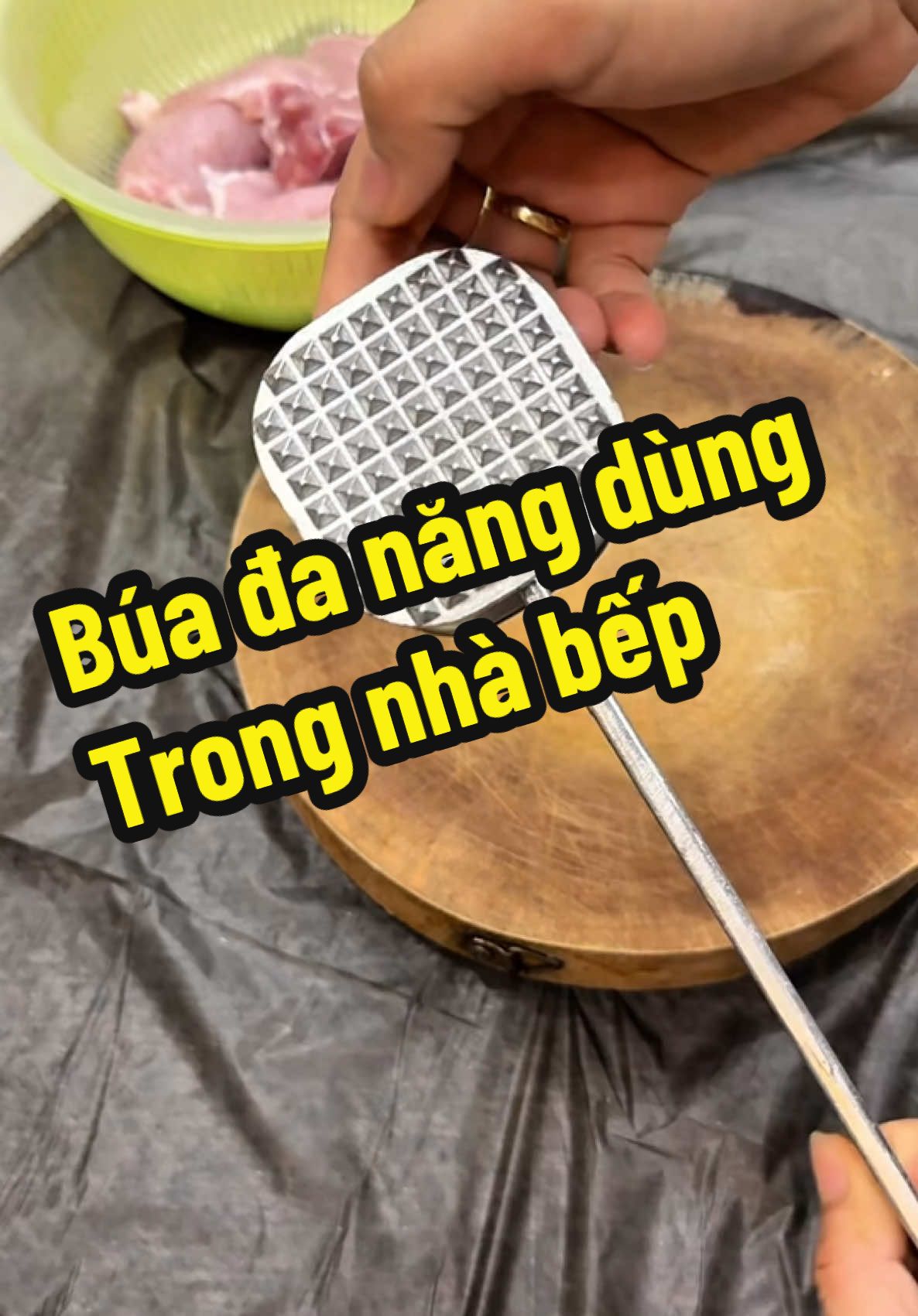 Series xài gì review đó. Phần 8 : nhìn nhỏ vậy thôi chứ có võ đầy mình. Búa đa năng dần thịt, đập hành tỏi, đập đá có 33☘️ quá rẻ #kenhmehan #giadung #bua #buadanthit #dodungnhabep 