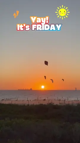 It’s Friday, babe 😍🌞✨ Let the weekend begin! #FridayVibes #CapeTownSunris #SoftMornings #weekendmood #GoldenHourGlow #CoastalVibes #GratefulHeart #fyp #viralfypシforyoupage #blowup #westerncapetiktok #sama28 