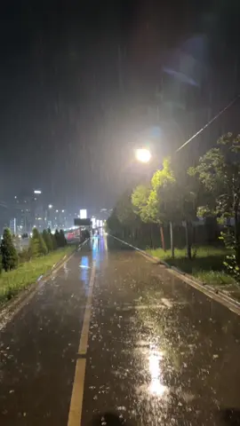 Гулять под дождем это просто ван лав🤍🌧️