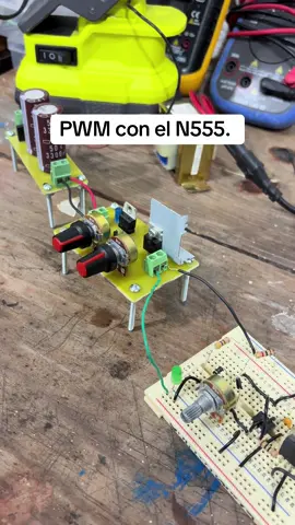 Se utilizó el N555 y un mosfet IRF520. Servirá para paregular la velocidad de un motor de cd y aplicarlo en una práctica. #paratii #mecatronica #ingenieria #ingenieriaelectrica #electromecanica #electronicaanalogica #fuentedevoltaje #lm317 #pwm #motorcd 