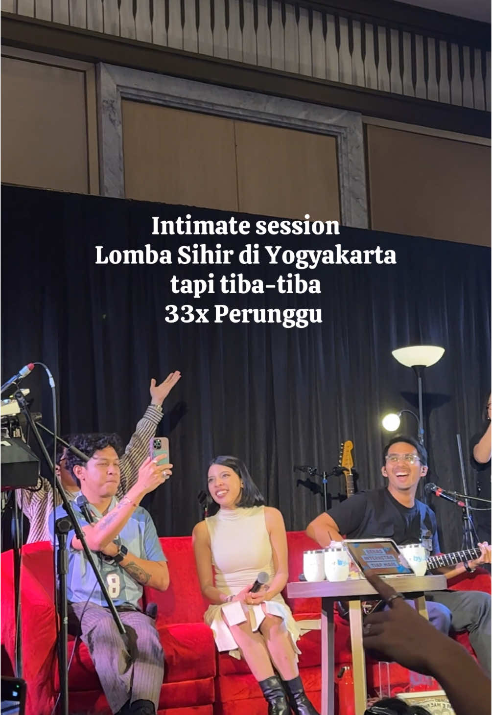 Baskara aja antusias bangettt apalagi Peserta Lomba Dzikir ini yang tiba-tiba nyanyiin lagu 33x by @Adam, Ildo, Maul di intimate session @Lomba Sihir yang diadakan di @GRAMM HOTEL by Ambarrukmo  #lombasihir #perunggu #33x #konseryogyakarta #baskaraputra #natashaudu #tristan #enrico #rayhannoor 