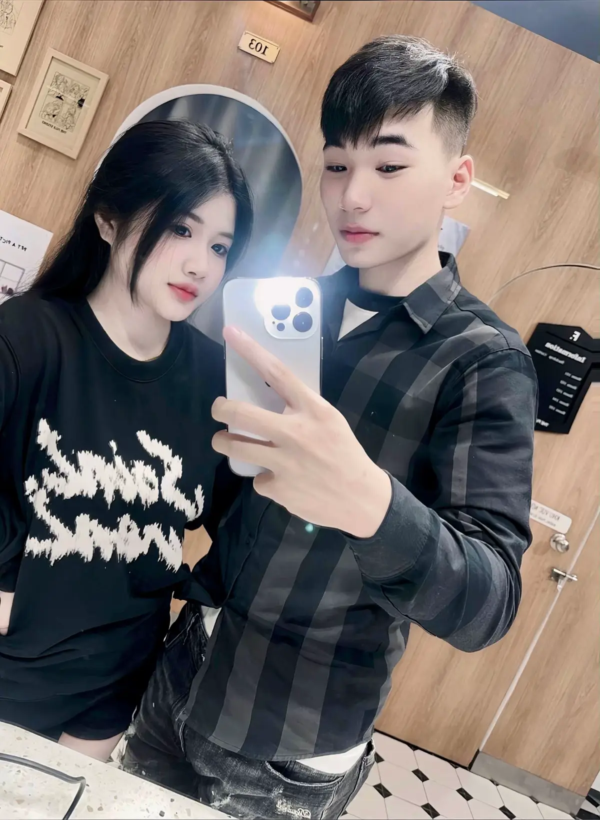 Anh ước anh có thể nắm tay cùng em sửa mọi lỗi lầm và nắm tay em đi qua những năm tháng tươi đẹp đó.  “ Anh muốn em là tương lai của anh , không phải bài học to lớn trong cuộc đời anh “