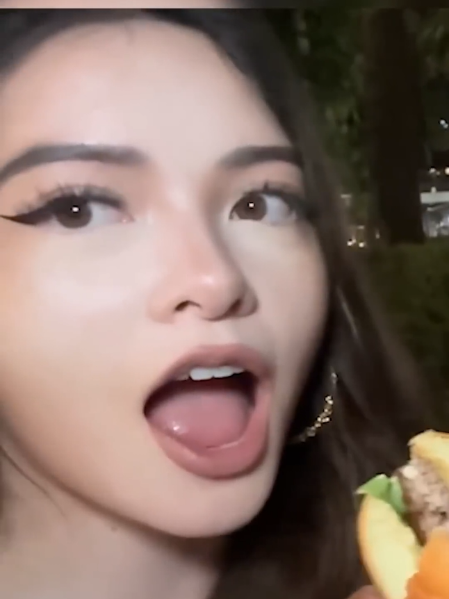 Nmp feeds katchii a burger 💀 #nmplol #nmp #katchii #itskatchii #twitch #funnytiktok #fyp 