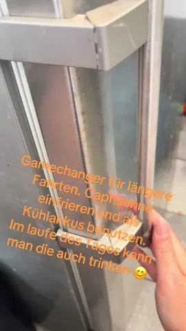 Gamechanger für längere Fahrten. Caprisonne einfrieren und als Kühlakkus benutzen.  Im laufe des Tages kann man die auch trinken. #fyp #gamechanger #kühlakku#reise#kalt#partytime
