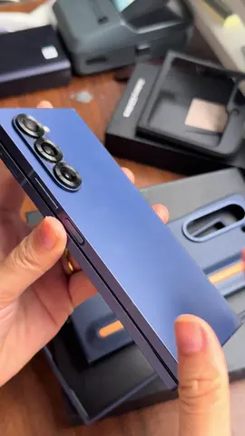 Vẫn là 1 chiếc Fold 6 sau 7 tháng sử dụng. Tiếng gập cơ cáp nghe êm tai quá. 