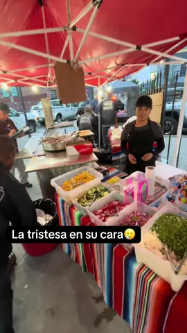 This is what it has become🥲 que le está pasando a “Estados Unidos”, que triste salir de vacaciones ir a cenar una tarde y a los 30 minutos cierren después de abrir y que tiren todo a la basura  y para terminar que pase ICE a sacarlos🥲 #fyp #losangeles #hollywood #mexican #triste #unitedstates 