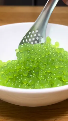 Falso caviar de cilantro  ▪️200 ml agua ▪️30 gr cilantro  ▪️3 gr Agar  ▪️2 gr de sal  🔹Tienes la receta más detallada con el paso a paso en mi Academia de cocina Online, enlace de acceso en mi perfil 😄 - #agar #cilantro #altacocina #cocinamolecular #chef #gastronomia #aprendeacocinar #cocinando #delicioso #cocinacreativa #emplatado #instafood 