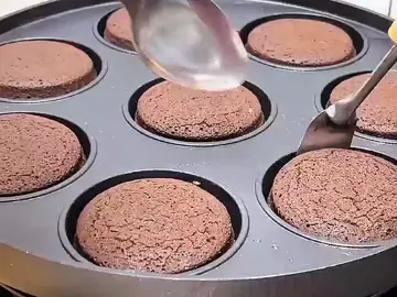 BERUNTUNG BANGET KETEMU IDE JUALAN INI❗️CUMA 1 TELUR LEMBUT BANGET KUENYA HASILNYA BANYAK Resep Brownies Mini Panggang isi keju dan coklat A.  200 gr tepung terigu 50 gr coklat bubuk 1/4 sdt baking powder 1/2 sdt baking soda B.  2 sachet kental manis coklat 1 sachet kopi instan tanpa ampas 300 ml air panas  C.  1 butir telur ( ukuran besar lebih diutamakan) 200 gr gula pasir  Sejumput garam 150 ml minyak goreng  Isian selai coklat & keju oles secukupnya  Hasil 19 pcs brownies mini panggang isi keju coklat