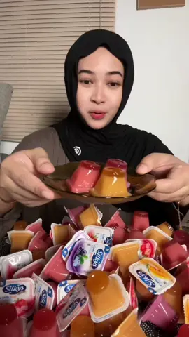 Replying to @Erna Mamahnya Oya terimakasih bunsay testinya, ditunggu next orderny😍  40PCS +FREE 10PCS SILKY PUDDING. Silakan CO di keranjang😍🥰 #puding2lapisrasabuah #puding2lapisgulaaren  #silkypudding 