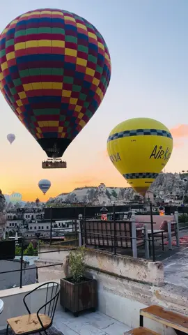 Kapadokya henna hotel teras manzarası her sabah terasımızda balonlar siz deyerli müşterilerimi karşılamadakta 🪬🎈🧡#henna #turkey🇹🇷 #cappadocia #kapadokya #göreme #cappadociaturkey #nevsehır #privite #manzara 