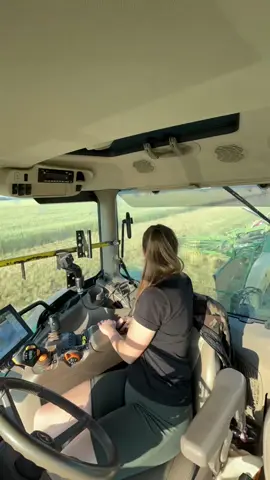 Bárcsak tényleg ilyen gyorsan menne 🚜💨⏩😅 #krone #johndeere #tractorlife #work #agriculture #farmwork #farminglife #girlpower 
