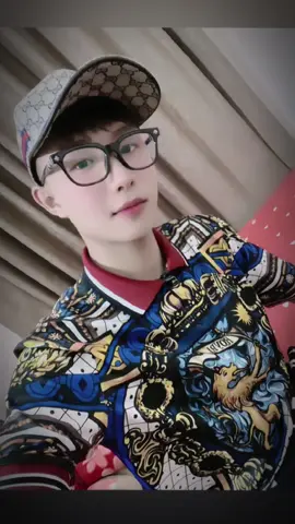 “Đời này, bạn không cần phải chạy
 đua để chứng minh giá trị của mình với ai cả
 Hoa thơm không năn nỉ ong bướm tới.
 Trời xanh không cần ai công nhận nó cao..!” #xuhuonggg 