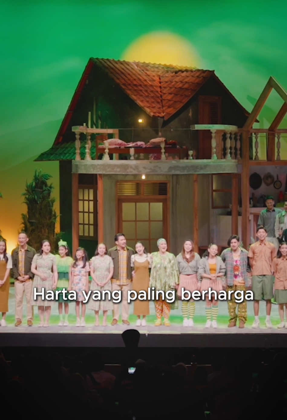 Momen haru nan hangat saat para pemain Musikal Keluarga Cemara membawakan lagu Harta Berharga. Lagu yang selalu berhasil mengetuk hati mengingatkan kita bahwa pulang ke keluarga adalah harta yang sesungguhnya. ❤️🏡 ✨ Jangan lewatkan kehangatan ini secara langsung di panggung! 🎟️ Presale BCA masih tersedia! Segera booking tiketmu lewat tiket.com atau klik link di bio. #MusikalKeluargaCemara #KembaliKeKeluarga Lagi! #TikTokTainment 