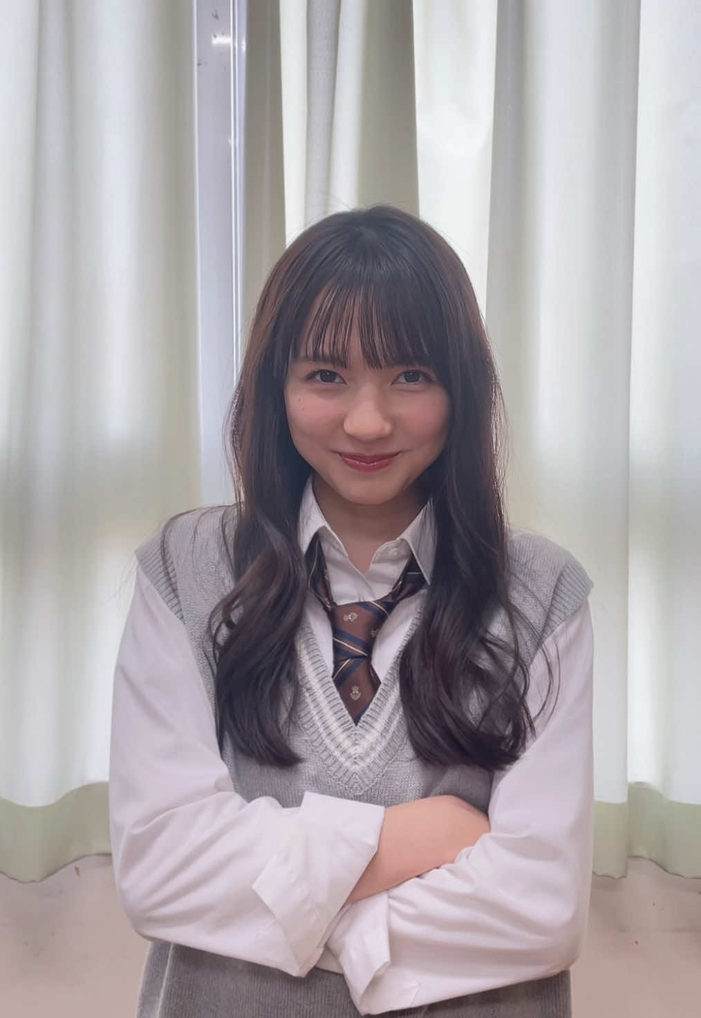 いつかのここあ先輩。💗別バージョンもありました🥹👏🏻 このあと見ていたあんちゃんに、前に投稿した廊下バージョンで撮ってもらったよ🤣 @河村ここあ  #Seventeen #セブンティーン #ST #雑誌 #ファッション雑誌 #オフショット #可愛い女の子 #河村ここあ #jk #おすすめ #ljk #放課後 #学校 #制服 #モデル#ljjkモデル #ロングヘア