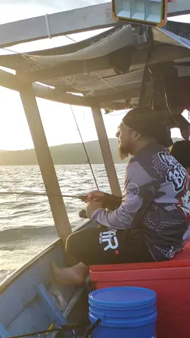badai timur pun ku langgar, apa lagi bapa mu.. @samdin257 #kamianglerkamiberiman #fishing #angler #kumpauitupastistrikeiturezeki #anglermalaysia #brutalangler #thanksallahforeverything🙏❤️ @JAMBANG.00 @BSS_LITLEGHOST @AL basyir @musafir @surayaabdulasbi @youthanaku @Alwasir Rasid2🇵🇸🇵🇸 